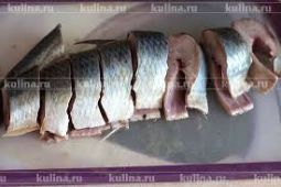 Нарезаем селедку