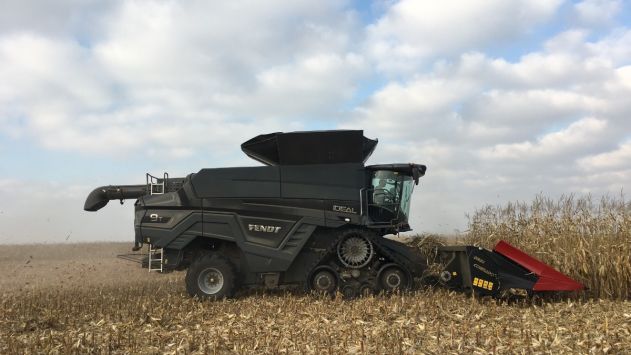 На Чернігівщині продемонстрували в роботі гусеничний комбайн Fendt IDEAL 9T